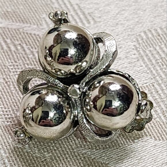 Vintage 70s Elegant Silver Ball Cluster Clip On Earrings - Picture 5 of 7